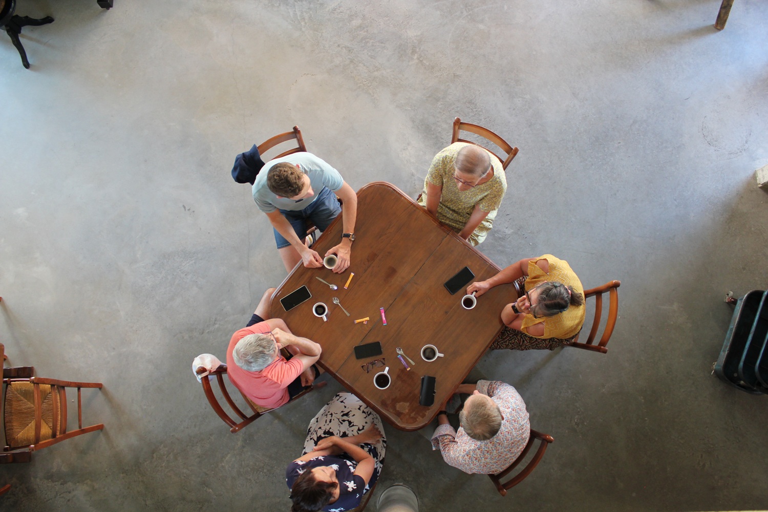 table avec personnes buvant un café