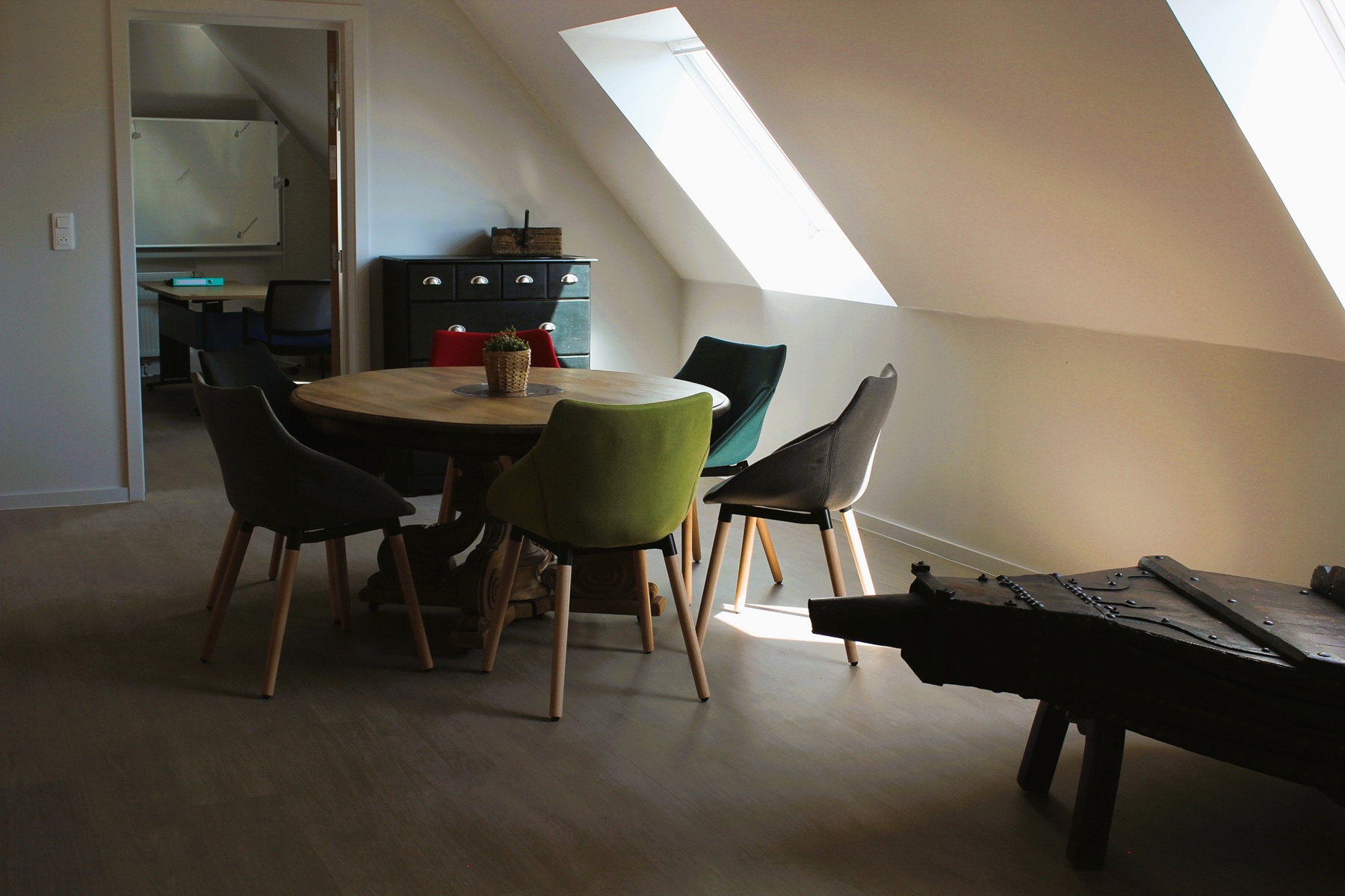 espace avec table pour atelier de coworking