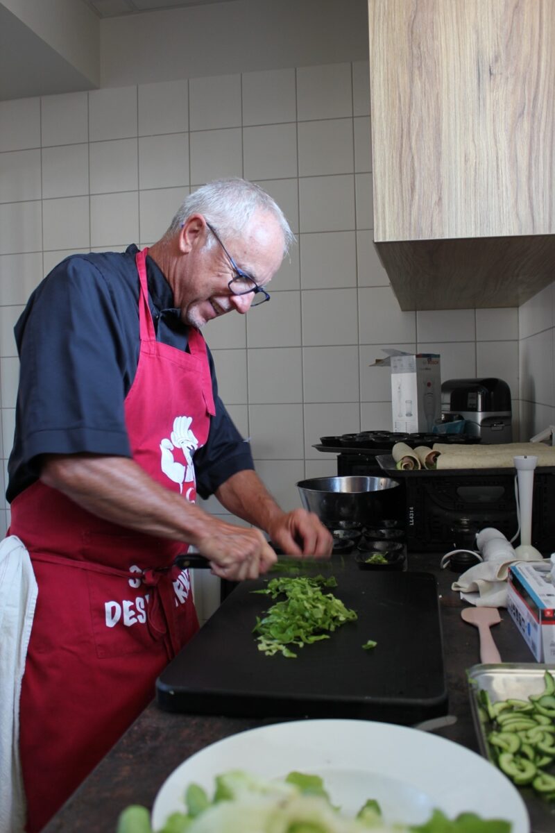 cuisine pedagogique à berrwiller avec benevole qui prepare un plat